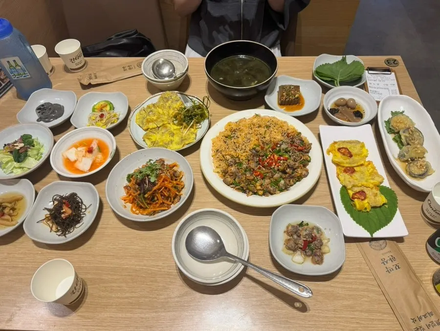 주문 후 세팅된 육전과꼬막비빔밥 상차림