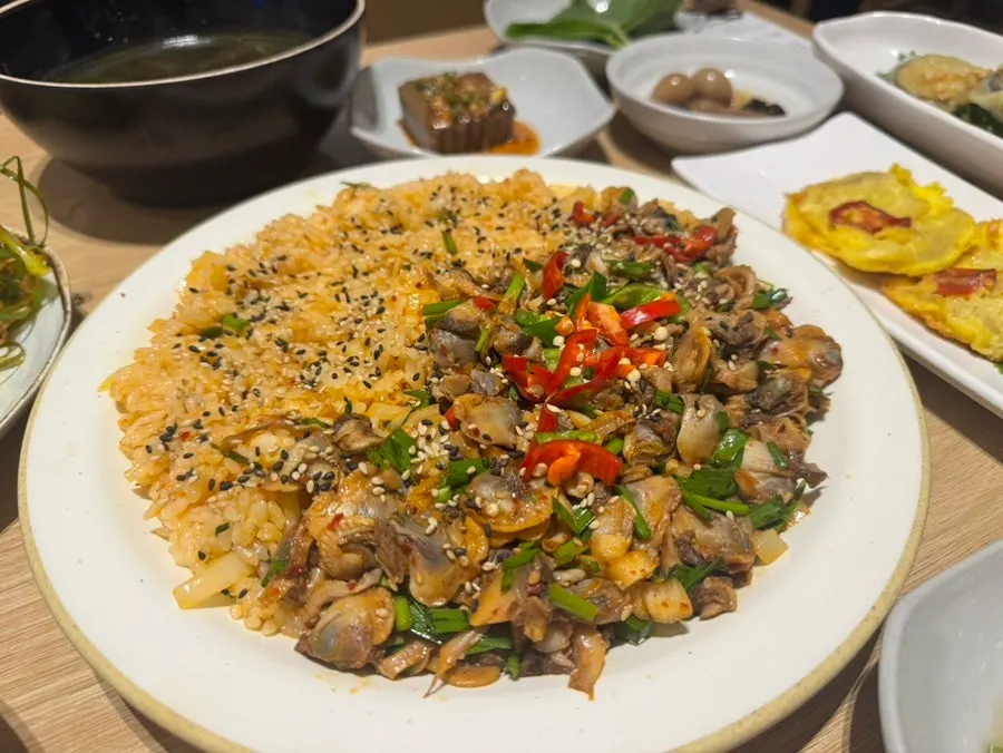 꼬막과 미역국이 함께 차려진 한정식 한상