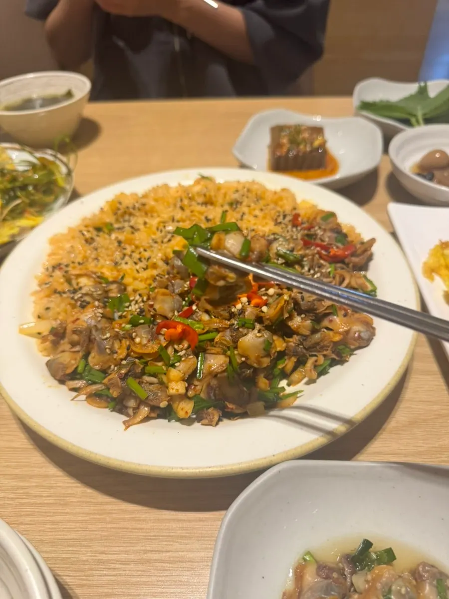 알록달록한 반찬이 담긴 기장 한정식 상차림