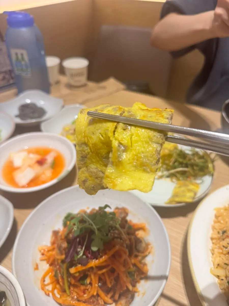 파절임과 함께 나온 노릇하게 부친 육전