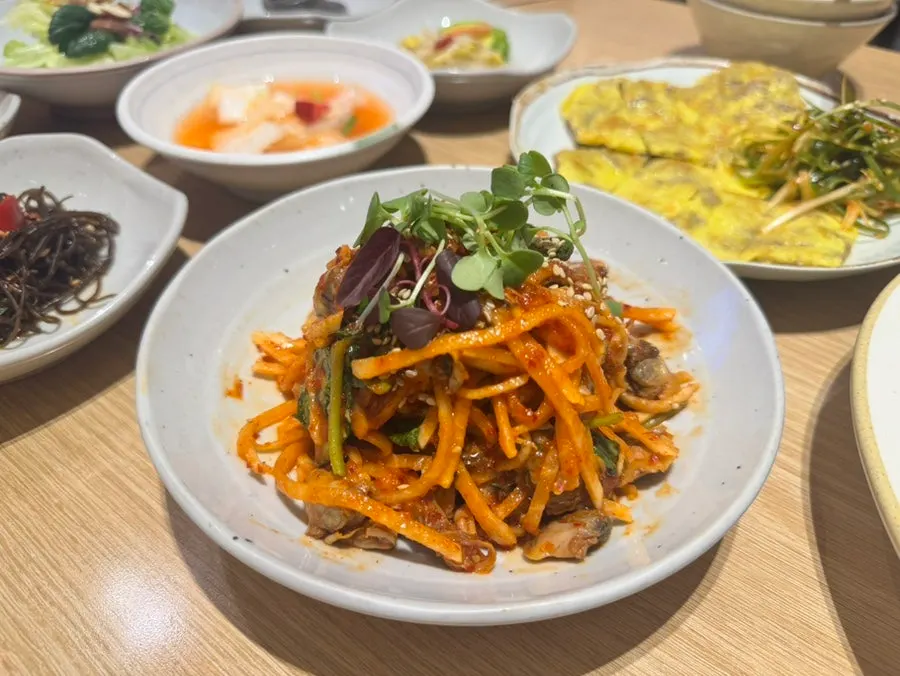 함께 나온 동태전과 육전 접시