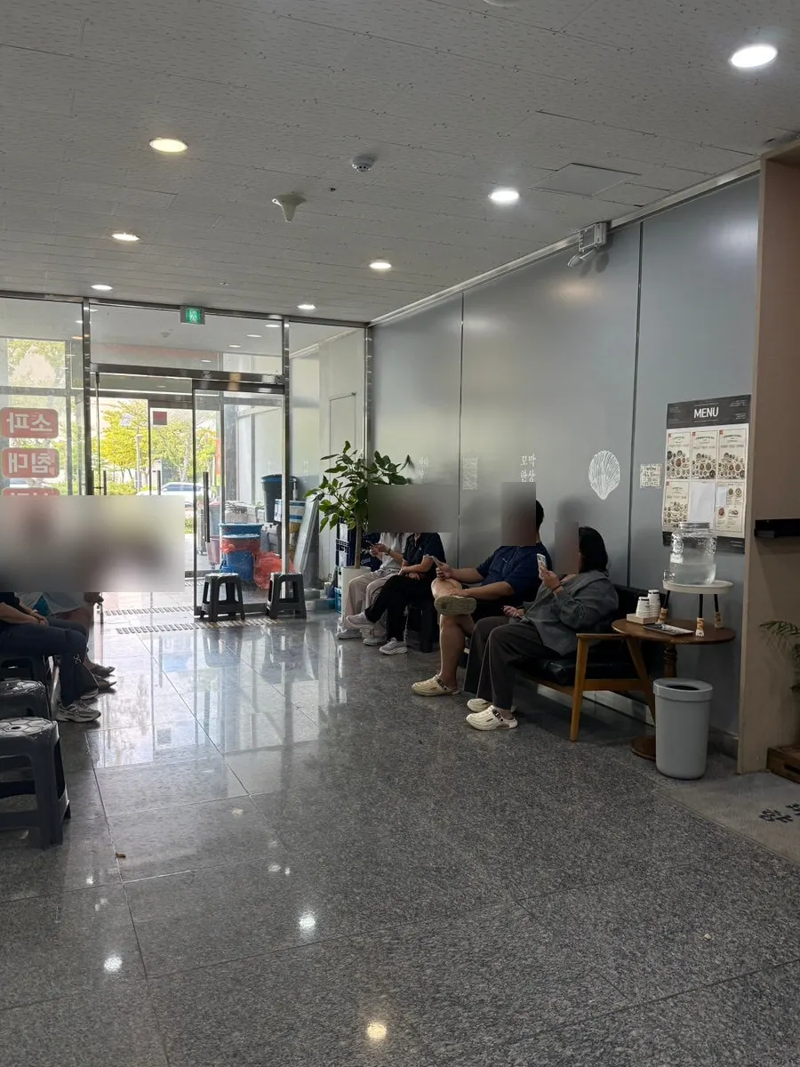 Dedicated waiting area at Kkomak Hansang