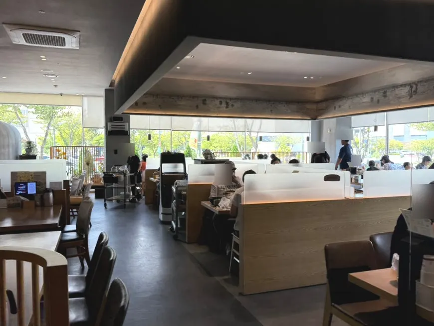 Spacious and comfortable Korean restaurant dining hall