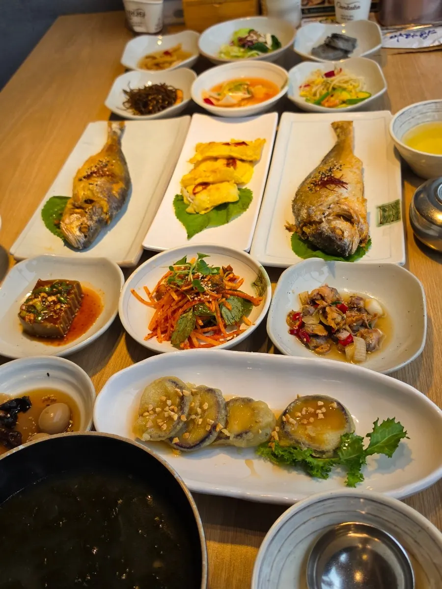반찬 12가지로 가득 찬 보리굴비 한상 2인 상차림