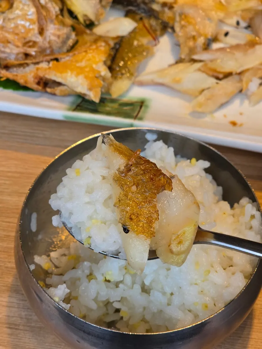 녹차물에 밥을 말아 보리굴비와 곁들인 모습
