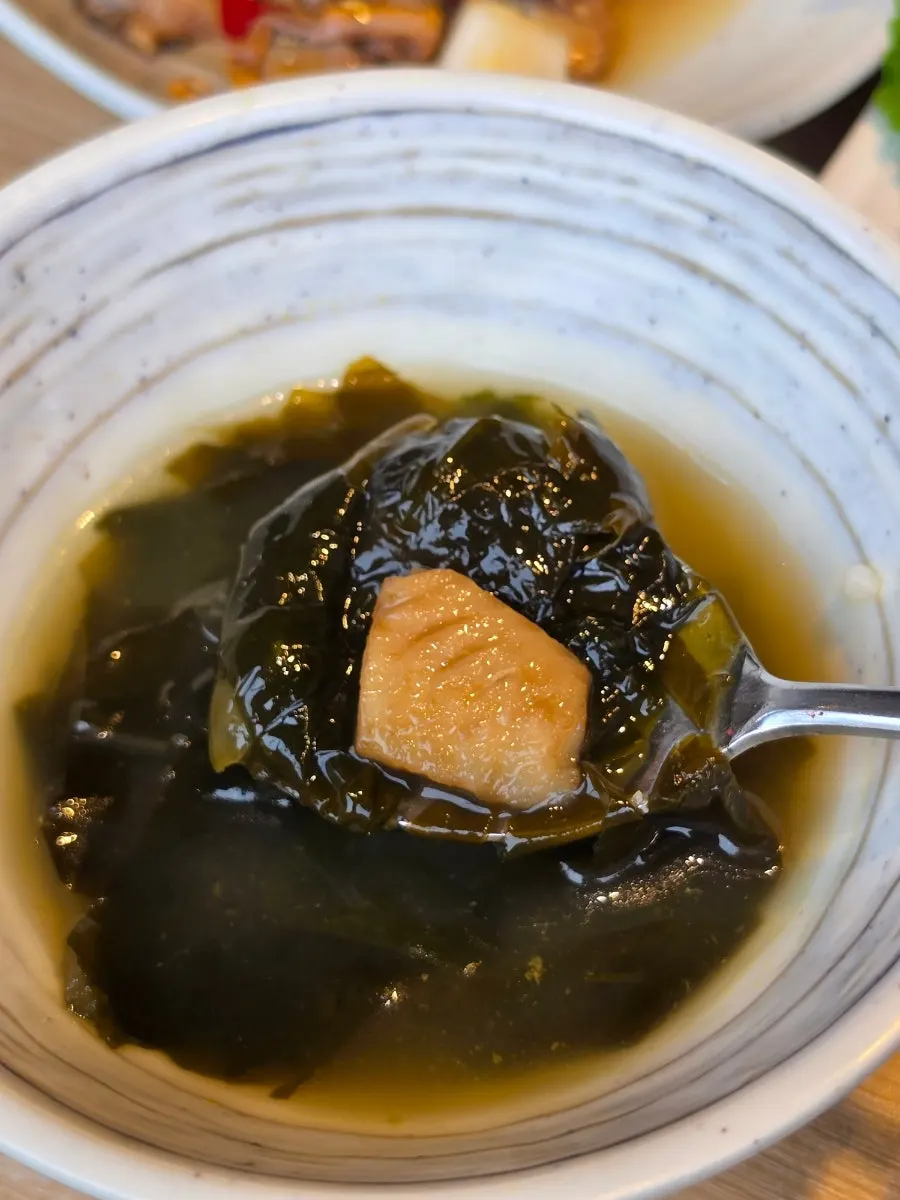 육수가 진한 미역국 한 그릇