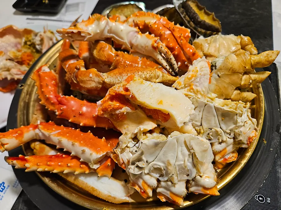 찜기에 담겨 나온 킹크랩과 대게 한 상