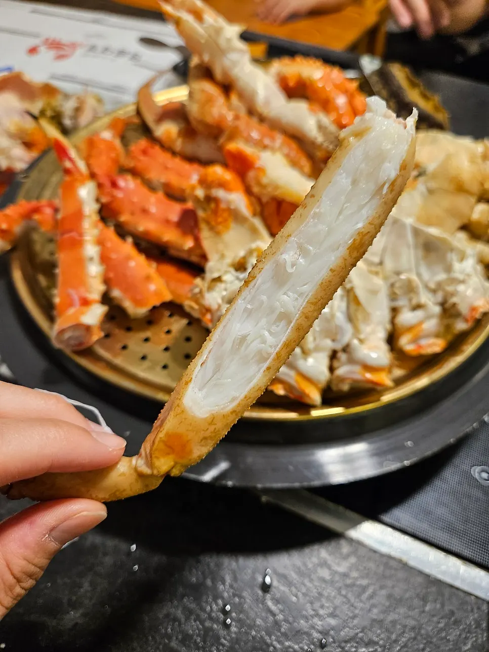 먹기 좋게 잘라 나온 킹크랩 다리