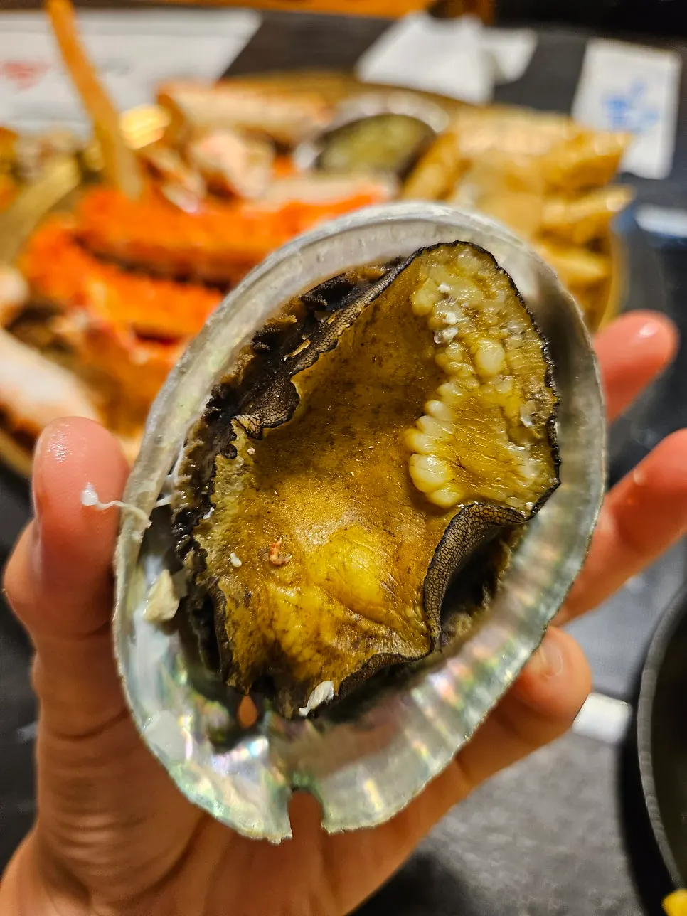 서비스로 받은 큼직한 전복