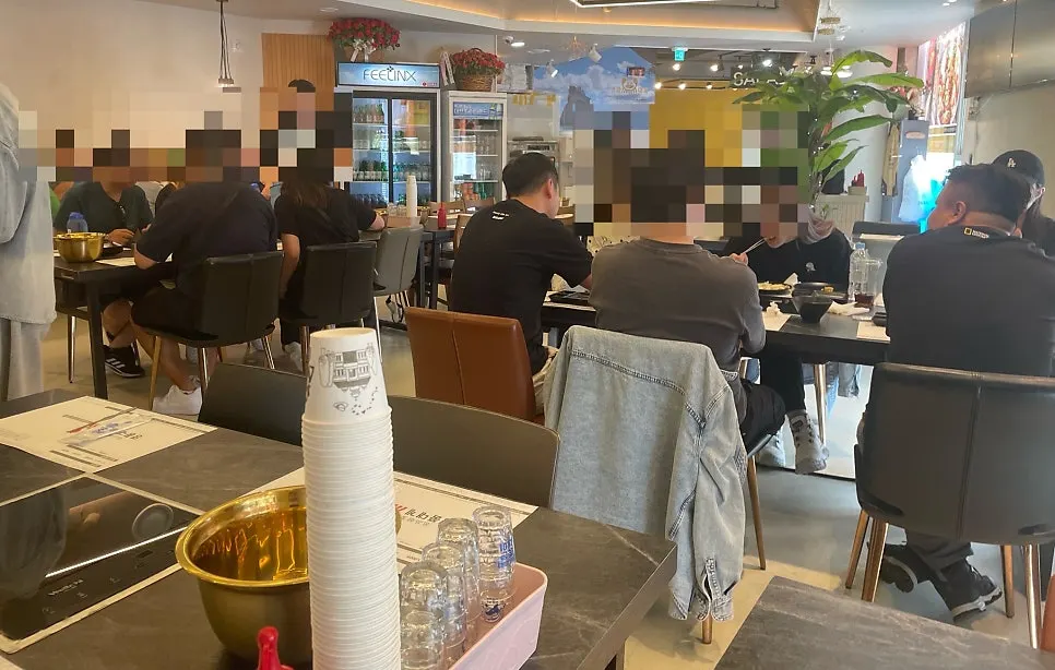 단체 손님이 식사 중인 매장 전경