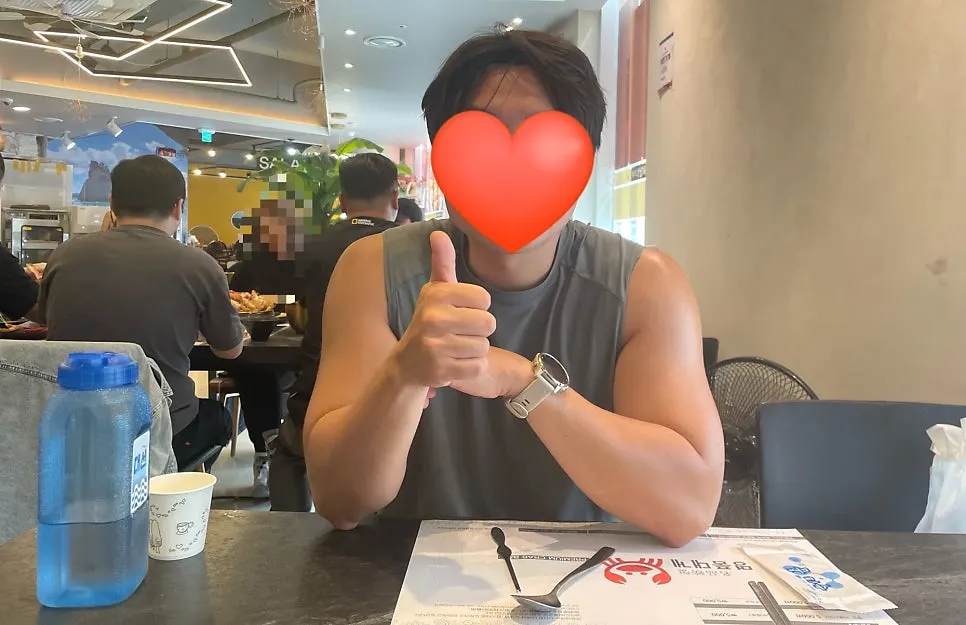 대게를 기다리며 차려진 테이블