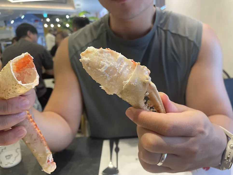 살이 가득 찬 대게 다리 단면