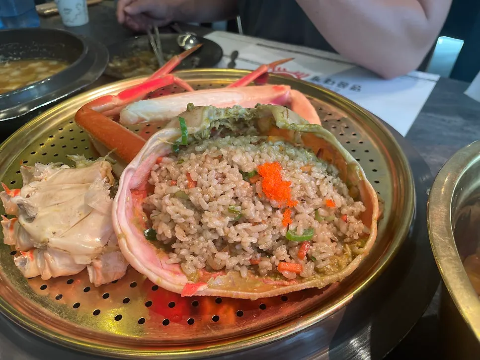 서비스로 나온 전복 두 마리
