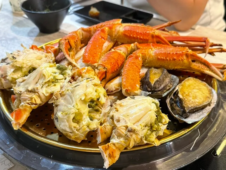 A full spread of prepped bakdal snow crab