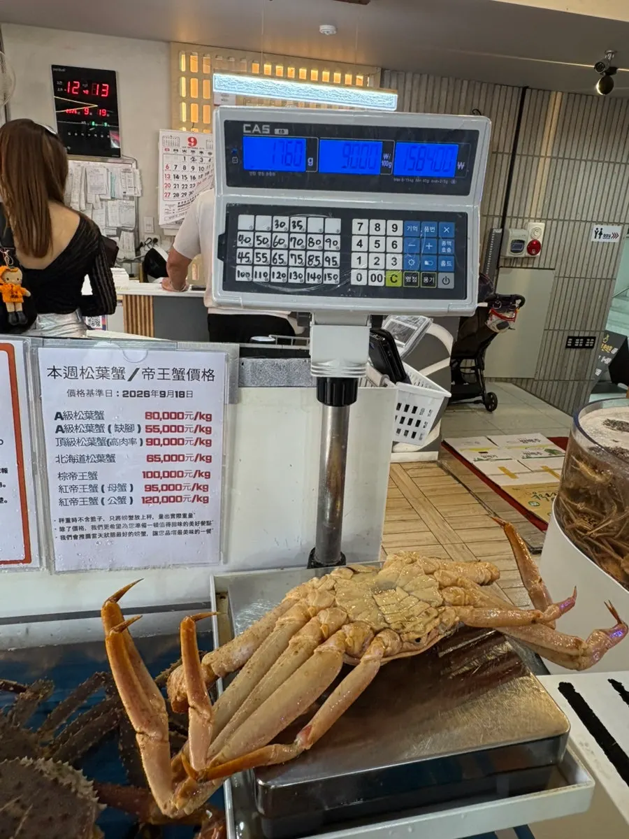 The owner holding up a 1.8kg bakdal snow crab