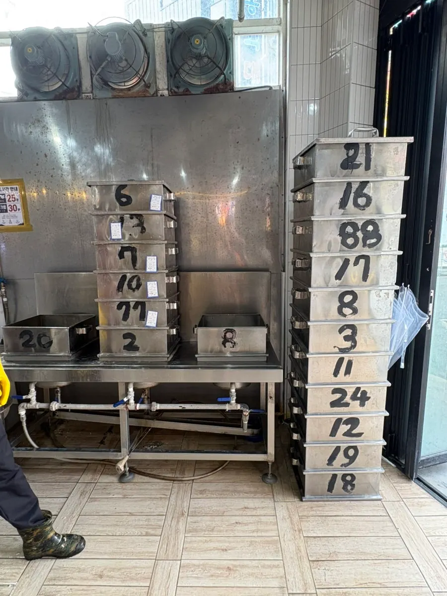 The scale display showing the weighing comparison