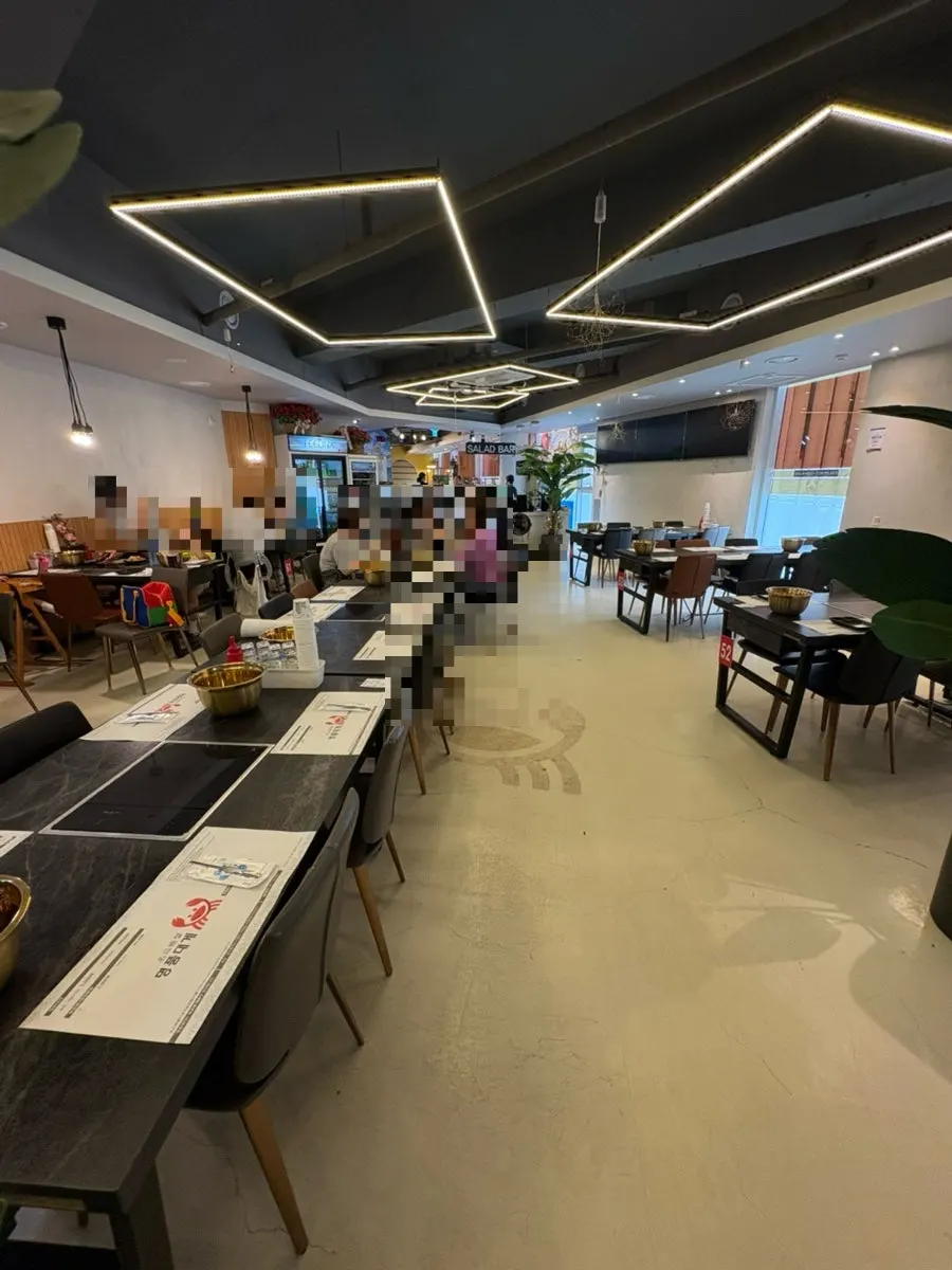 The 2nd-floor hall and partitioned seating area