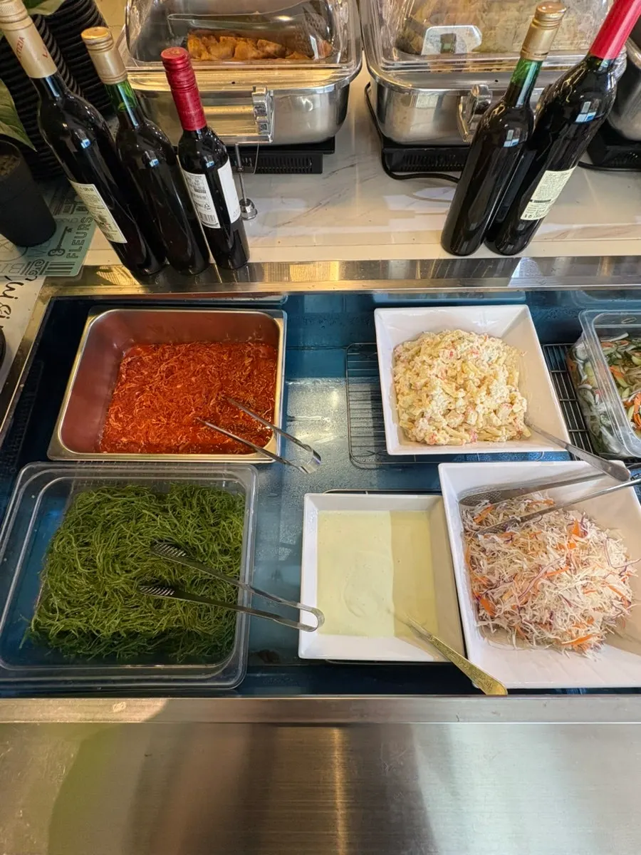 Boiled glutinous corn placed at the self-serve bar
