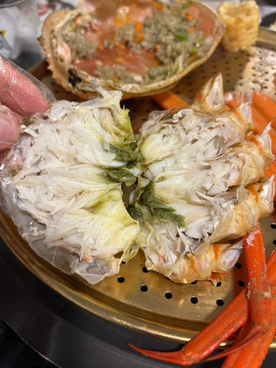 Plump claw meat from the bakdal snow crab
