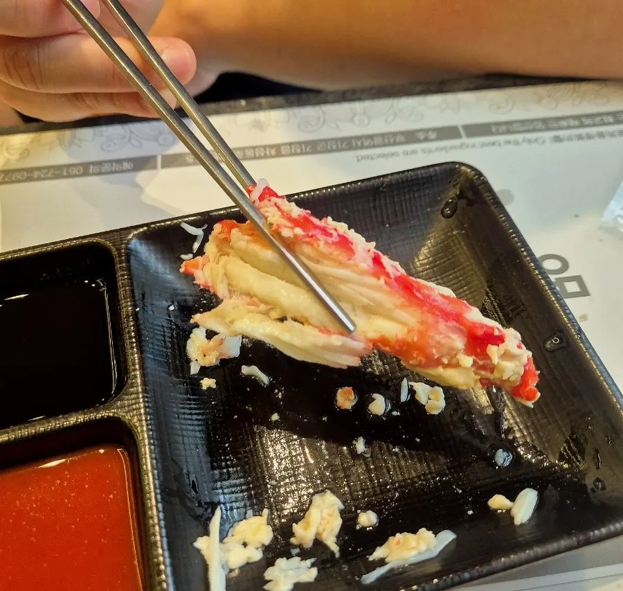 쪄서 나온 킹크랩 다리 접시