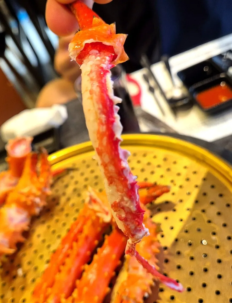 아기 먹이려 잘게 자른 킹크랩 살