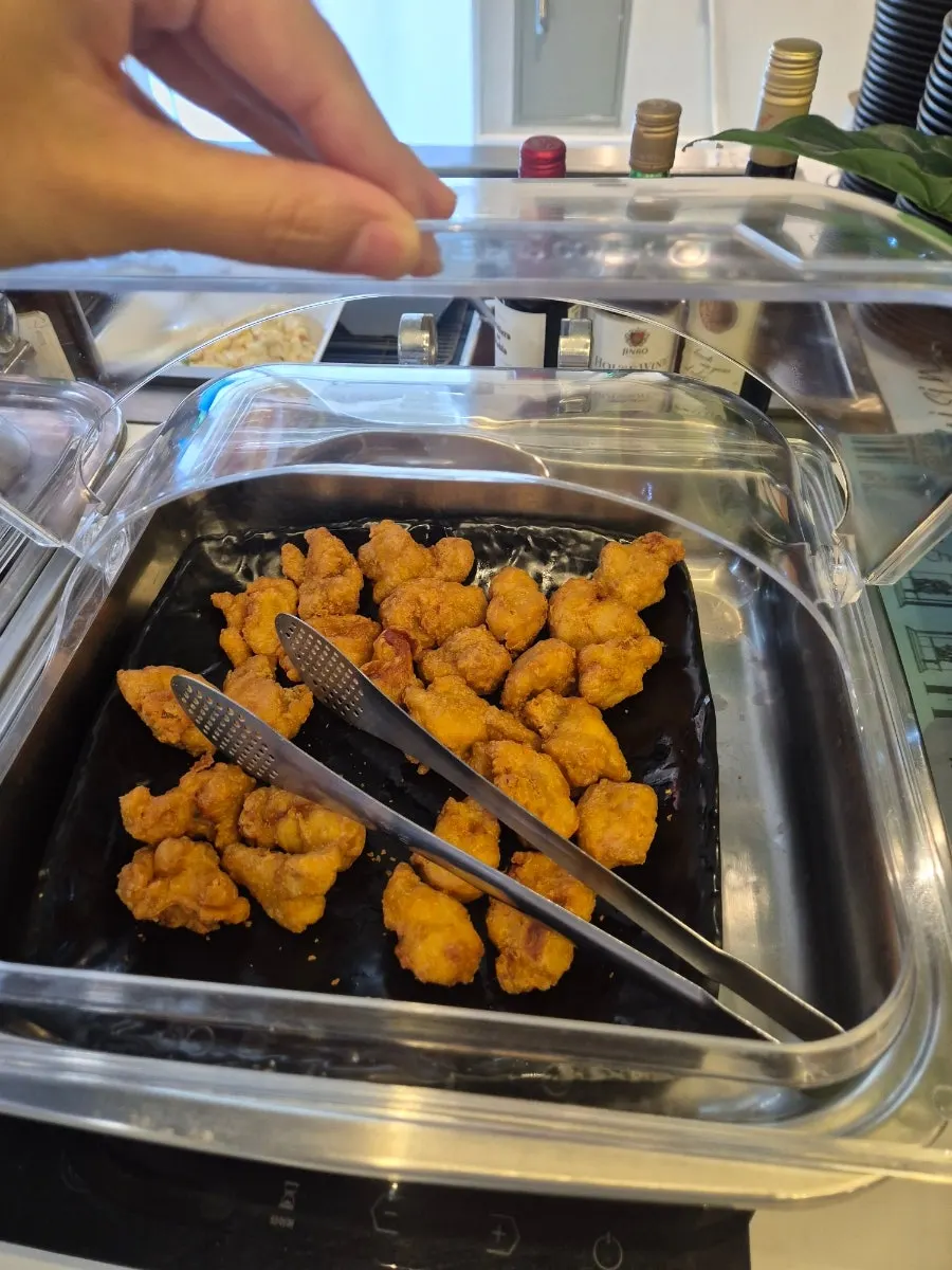치킨과 튀김이 놓인 샐러드바