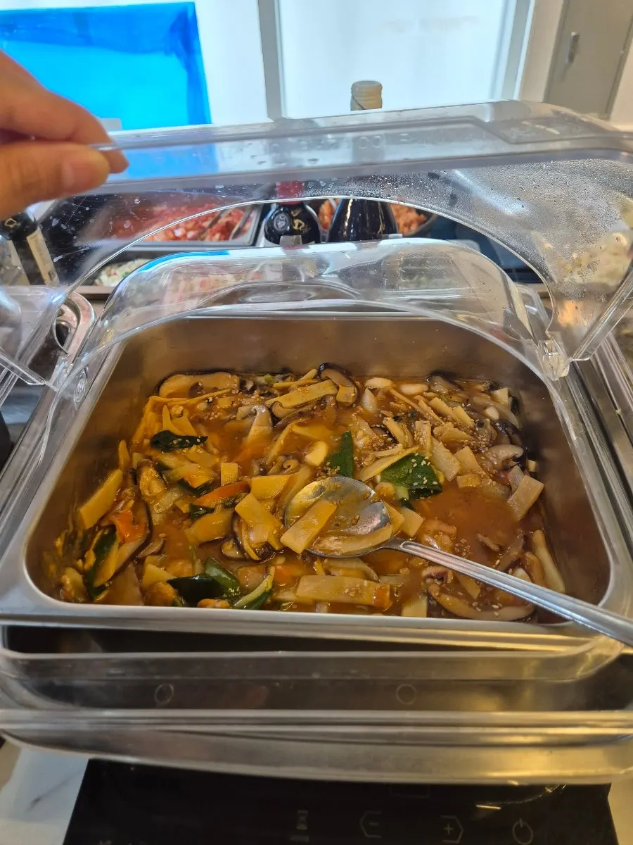 김치와 장아찌, 오이냉국이 놓인 샐러드바