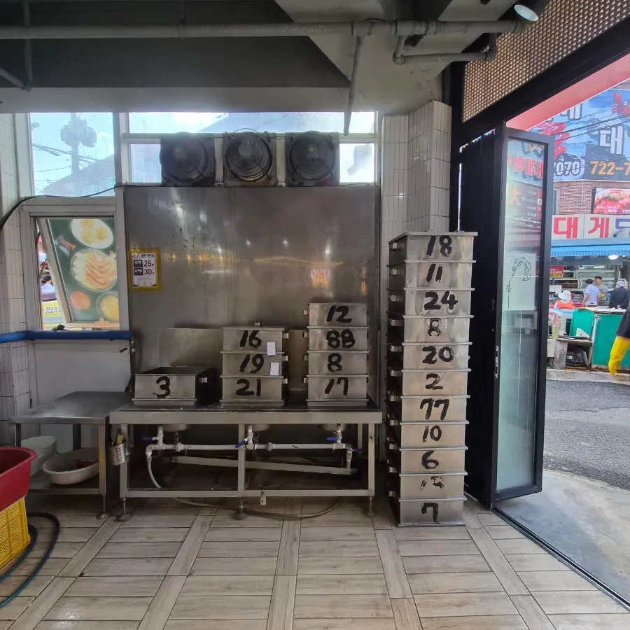 대게를 찜기에 넣는 과정