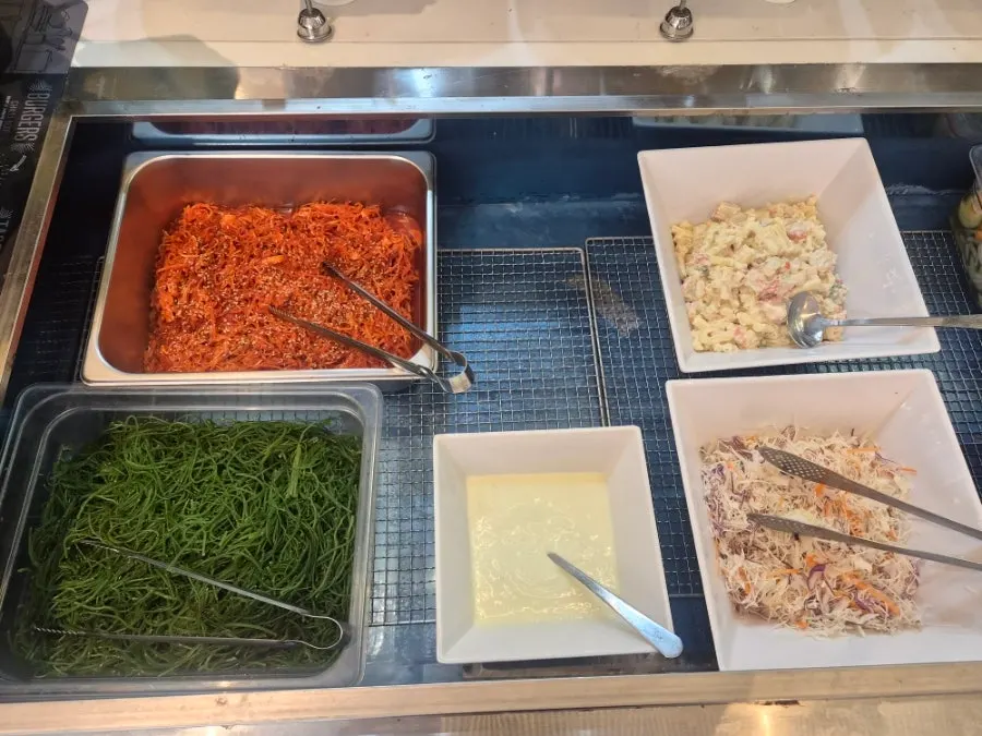 접시에 담아온 밑반찬 한 상