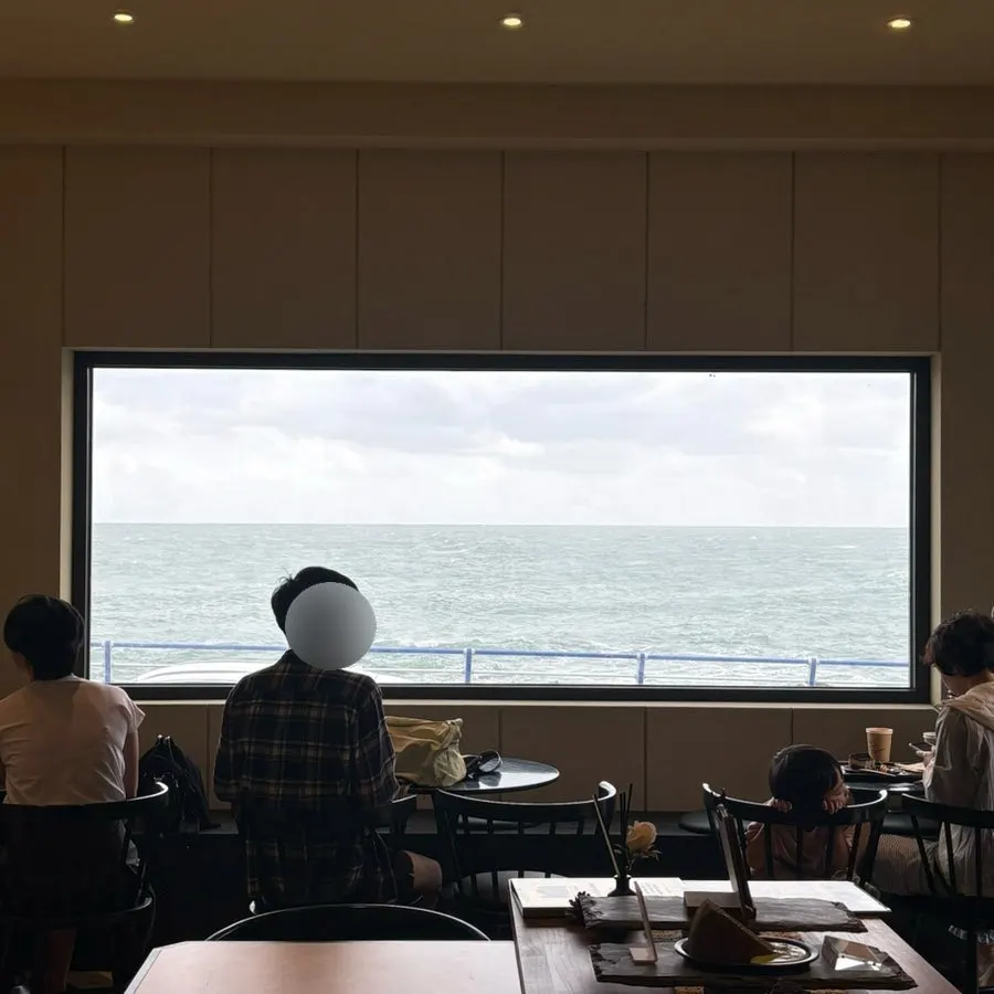 Café seating facing the ocean view