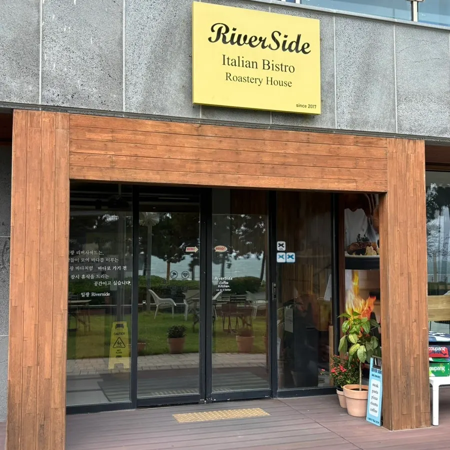 Riverside, an ocean-view Italian restaurant in Gijang