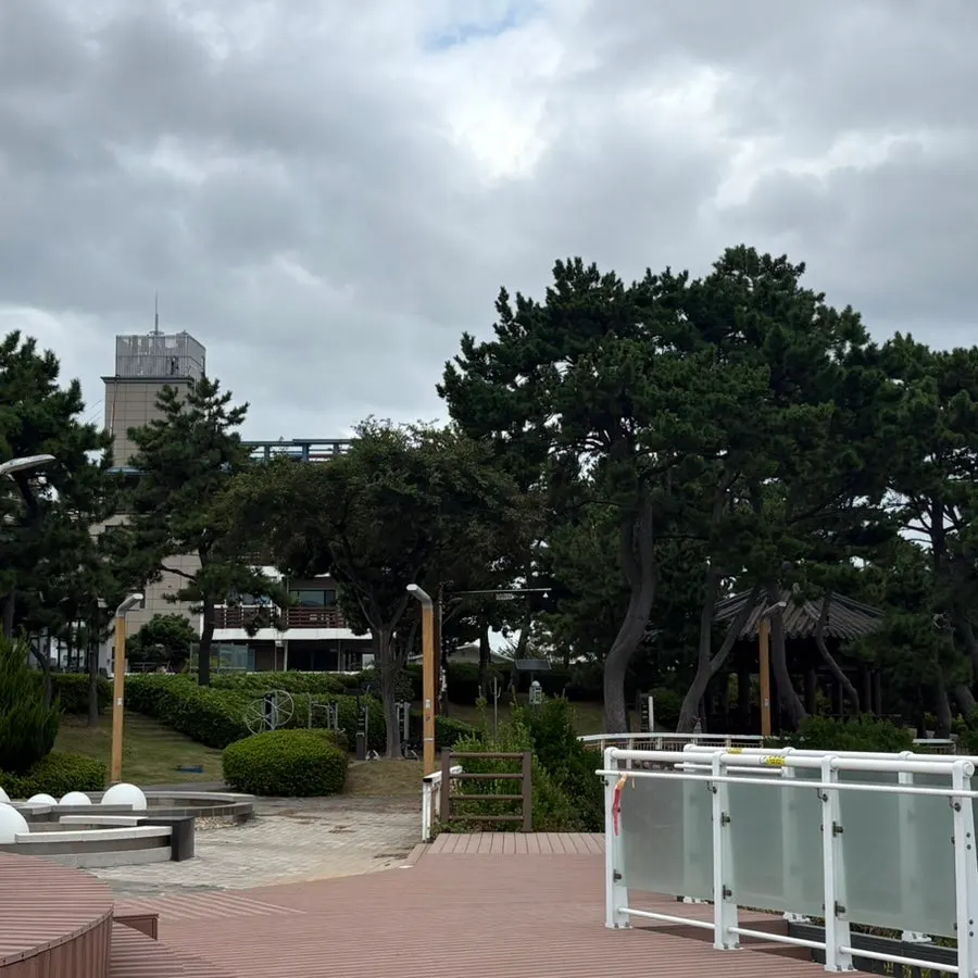 Walking route at Sinpyeongso Park
