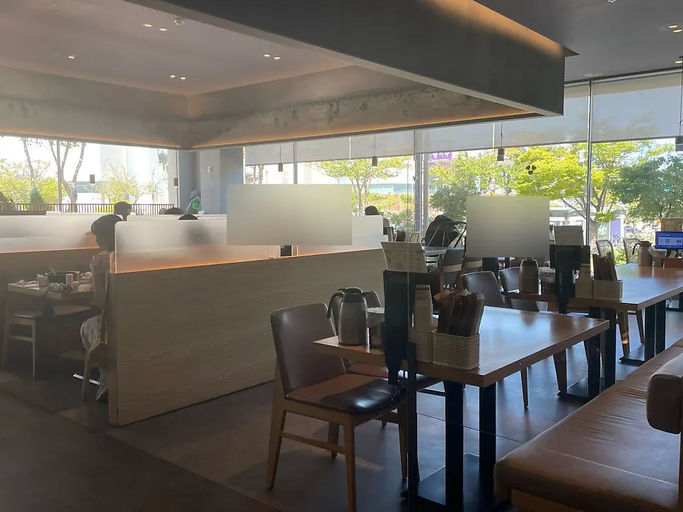 Green view outside the first-floor floor-to-ceiling windows