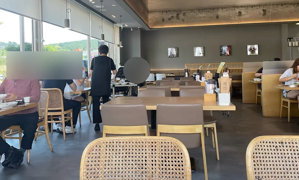 Comfortable table seating arrangement
