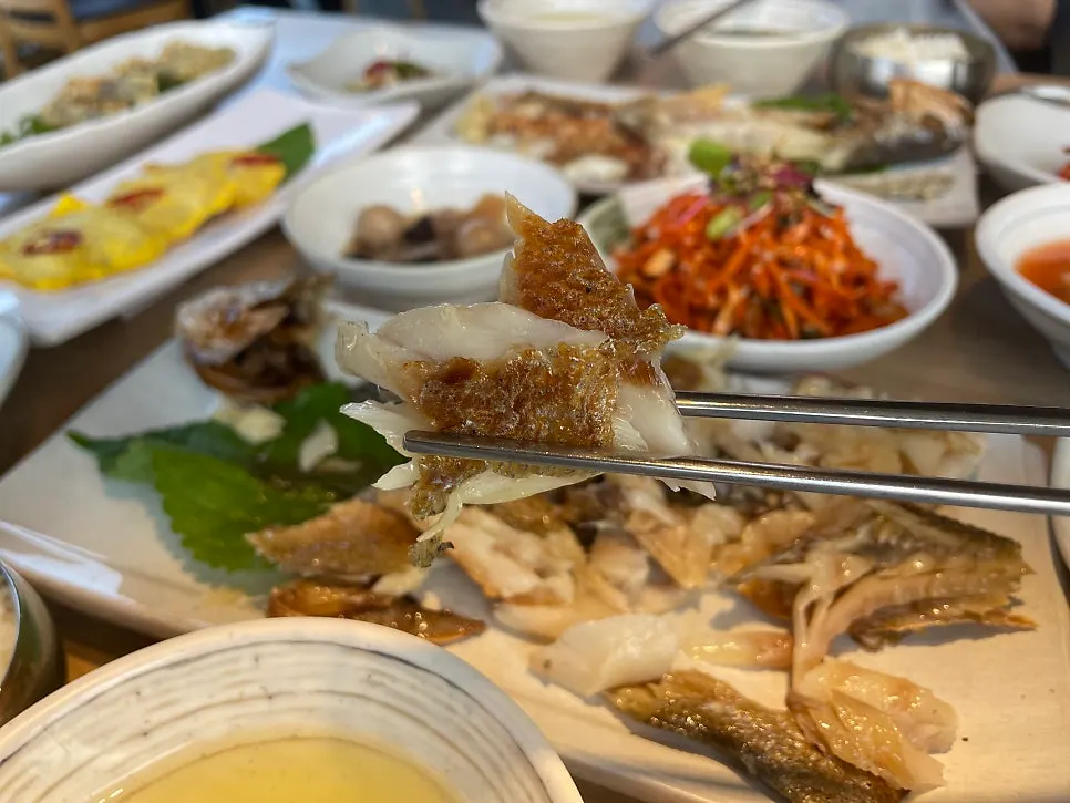 Corvina flesh placed on rice soaked in tea water