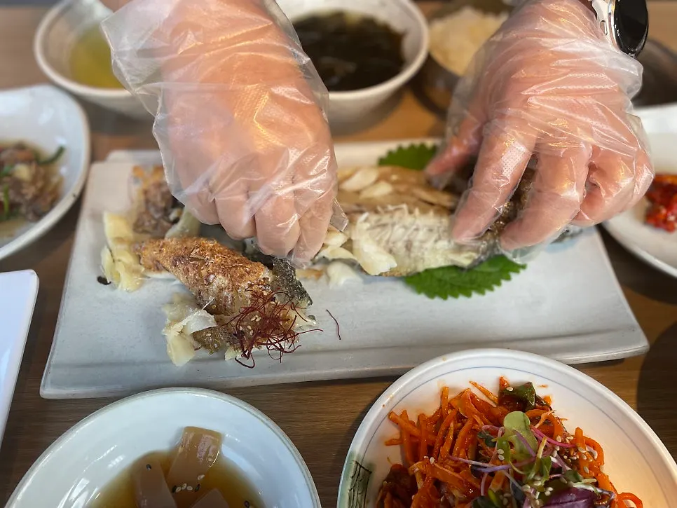 Picking up a piece of dried corvina flesh