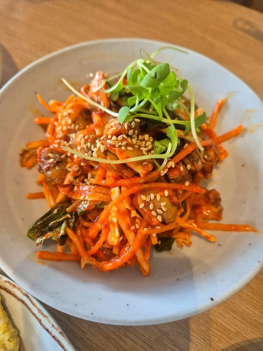 Vinegared cockle salad coated in seasoning