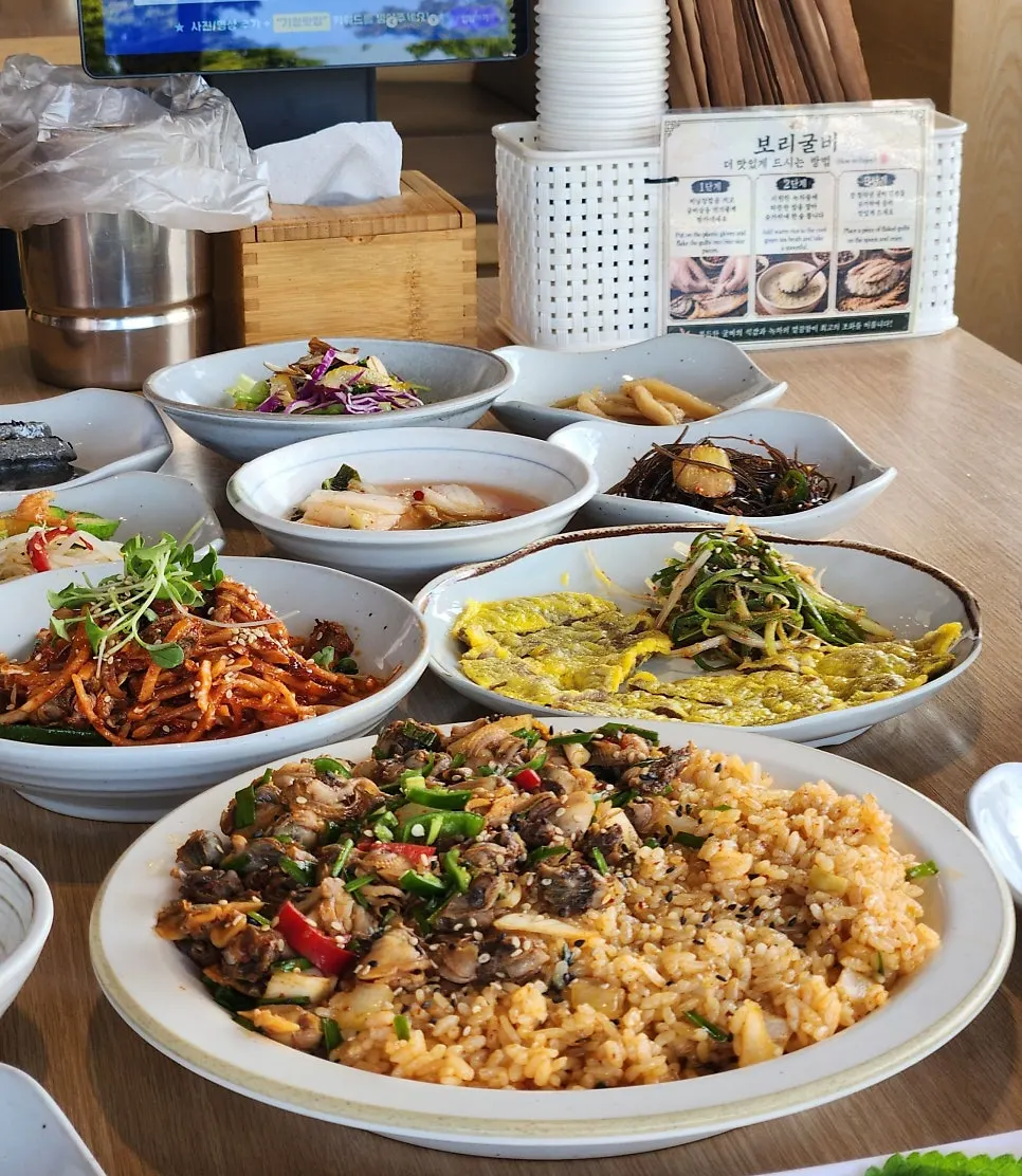 가지튀김 도토리묵 나물무침 등 기본반찬