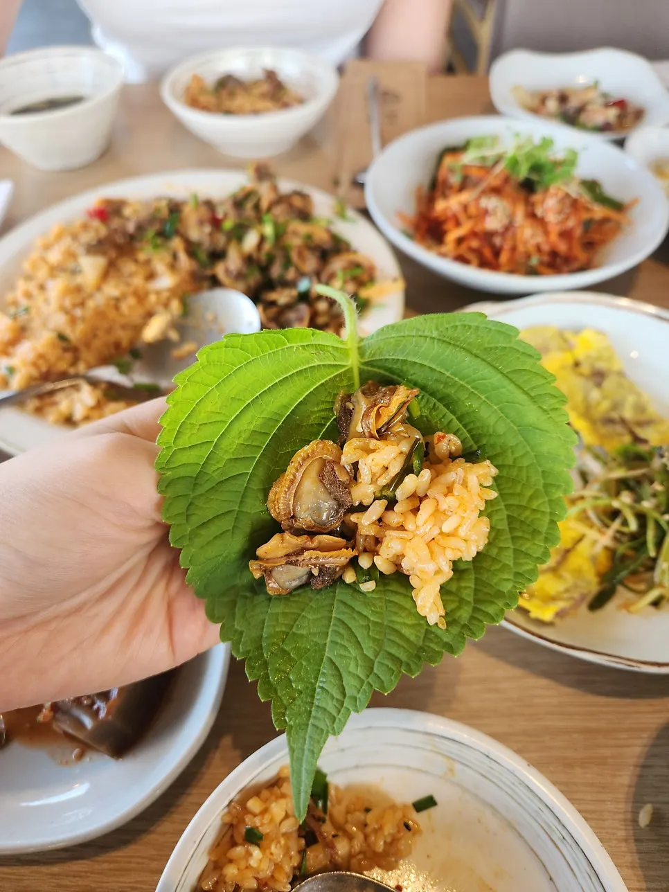 양념장을 올린 탱글한 꼬막살