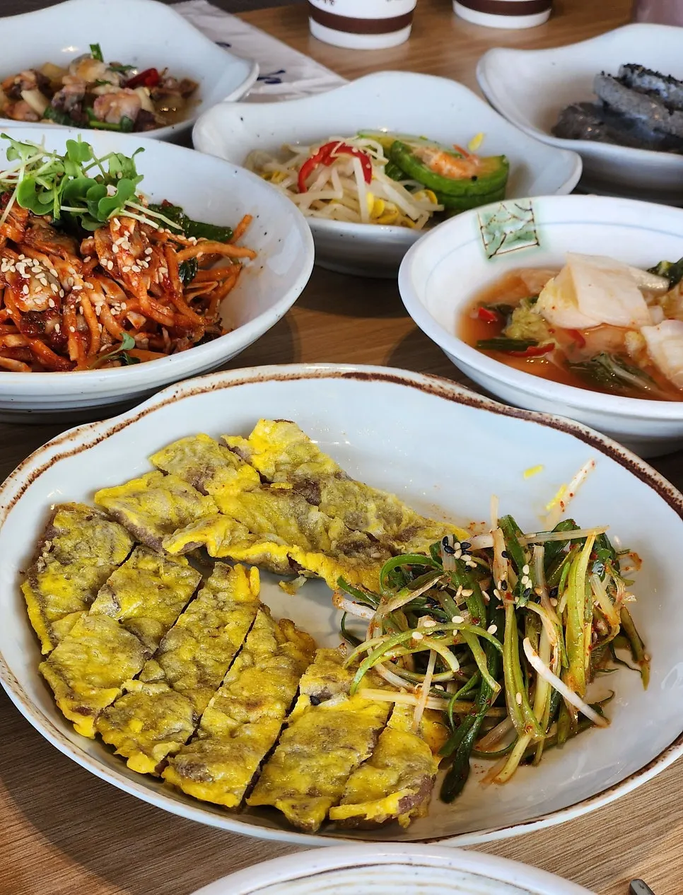 깻잎에 싸 먹는 꼬막비빔밥과 초무침