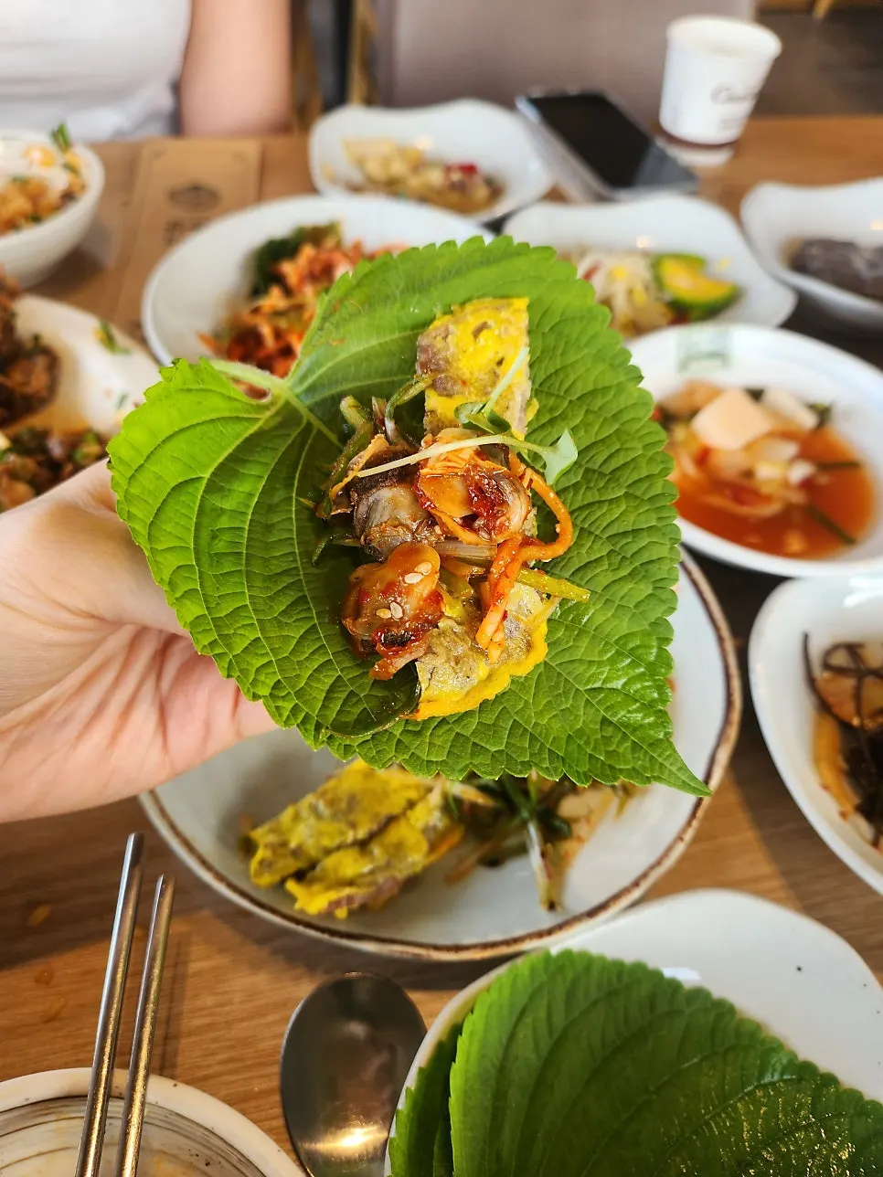노릇하게 구워진 육전과 파절임