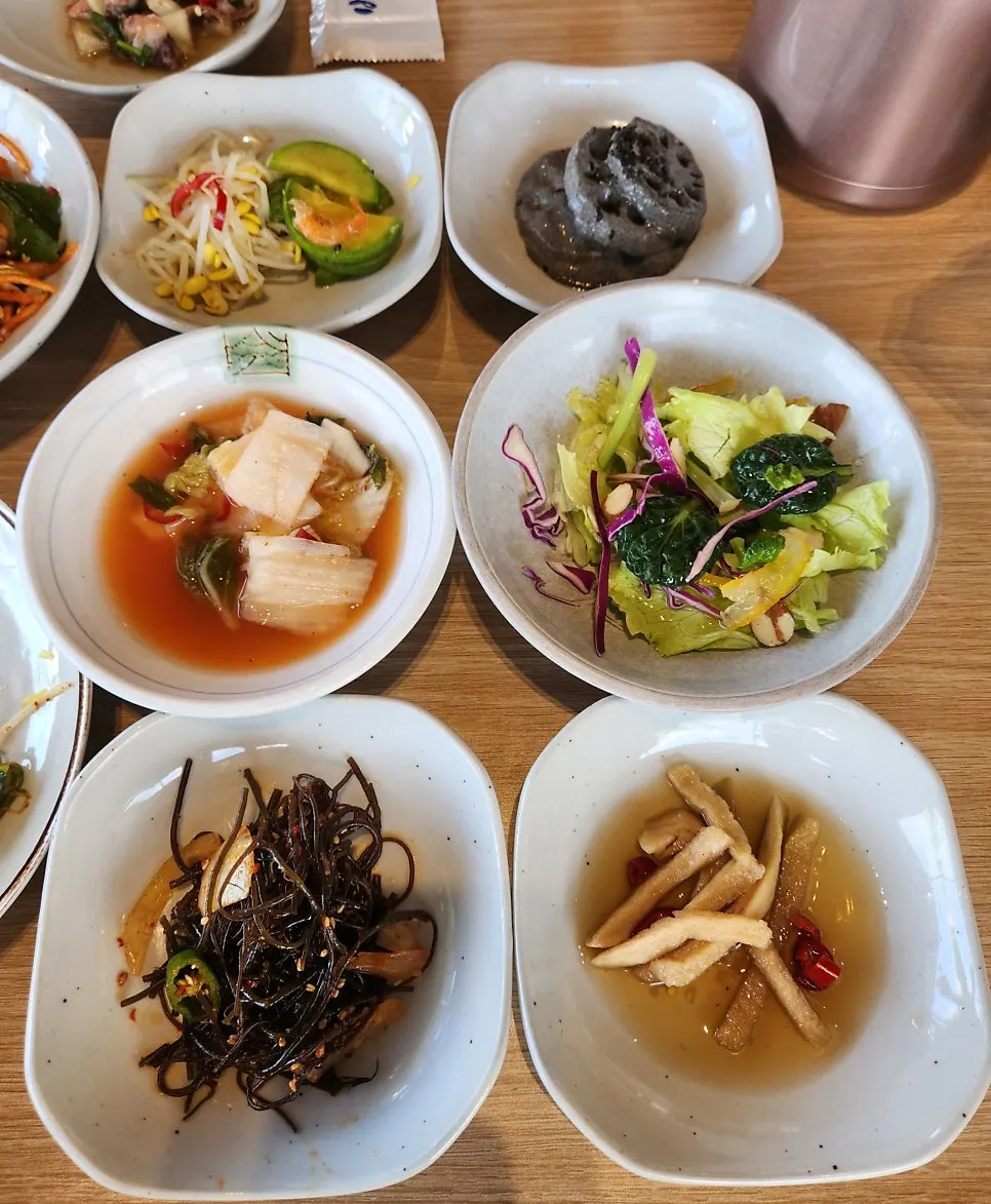 육전에 꼬막을 올려 함께 먹는 모습