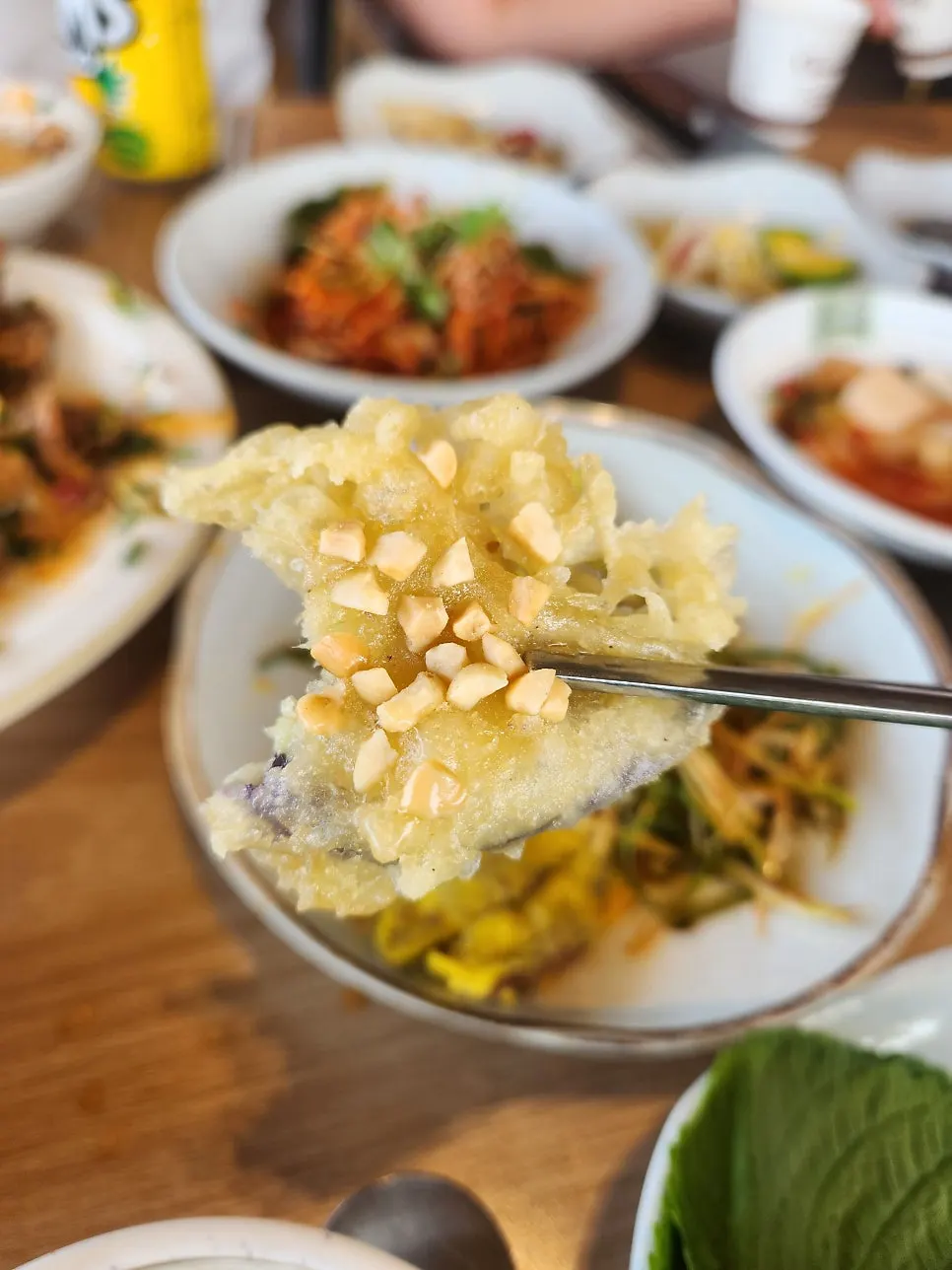 나물과 샐러드 6종 반찬 구성