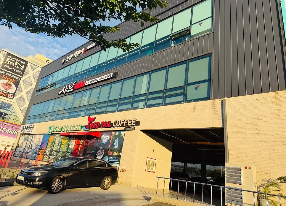 Entrance of Dongam Tteokgalbi across from Lotte Outlet East Busan