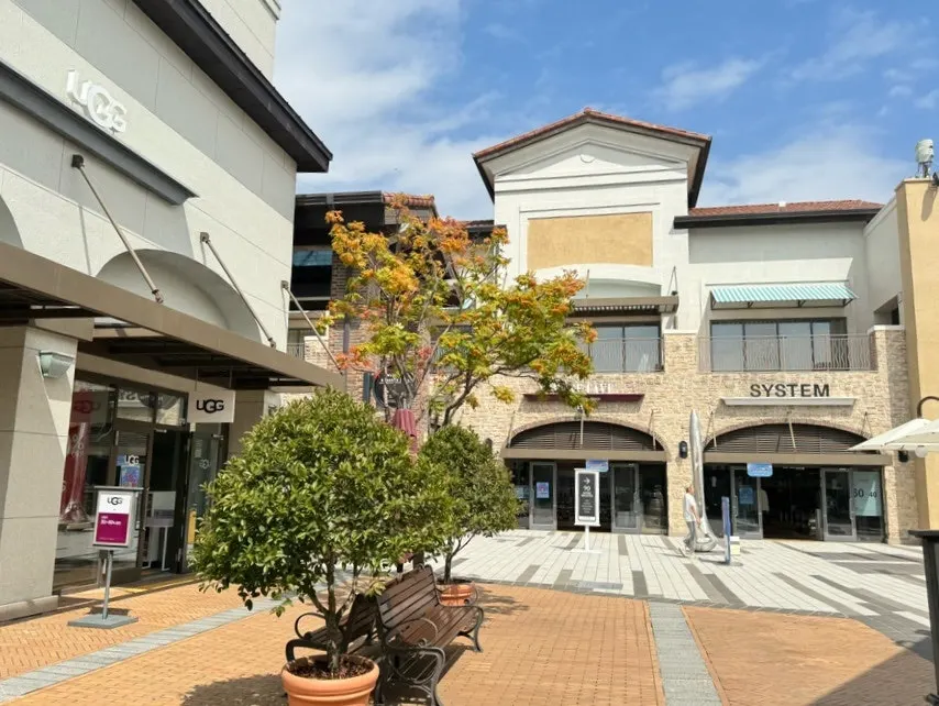 Store directory and escalator area inside the outlet