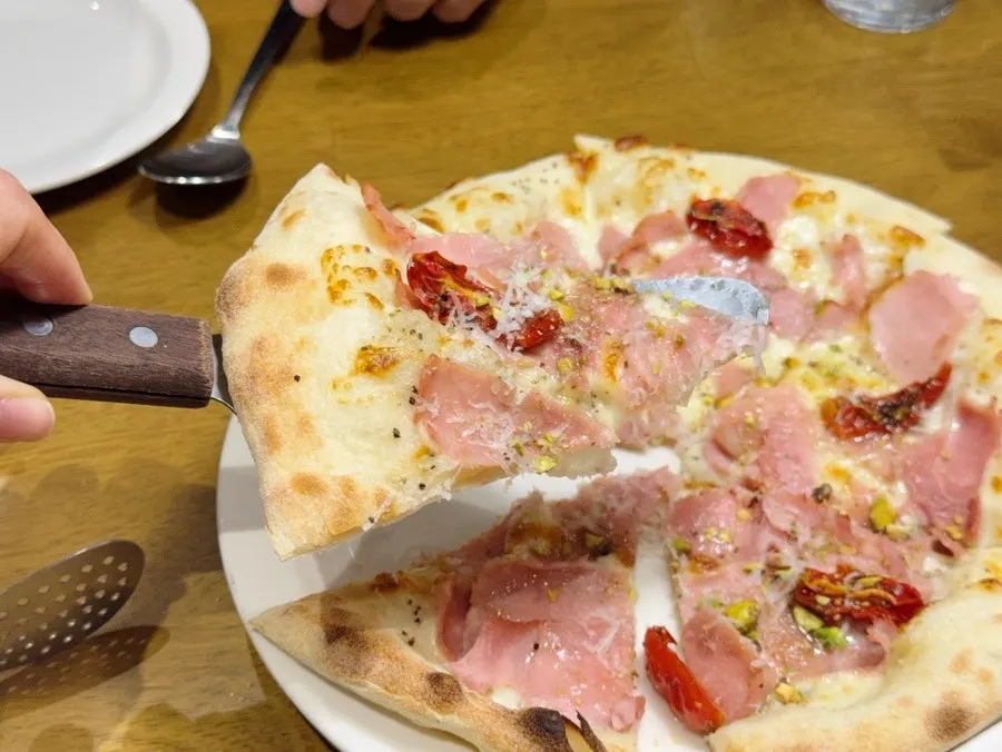 Close-up of jambon pizza toppings