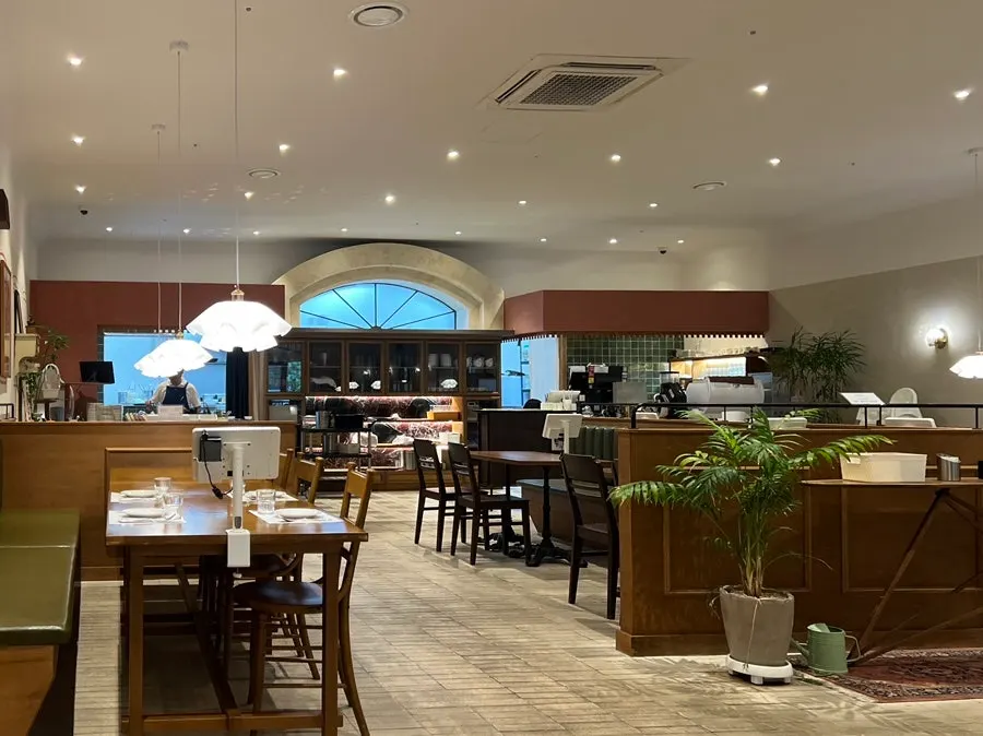 Bueokgan's dining hall with toned-down lighting