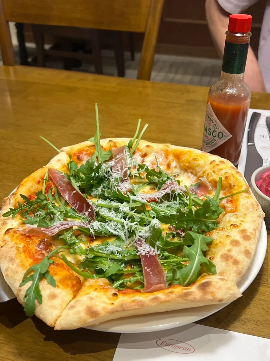 Bueokgan's arugula prosciutto pizza