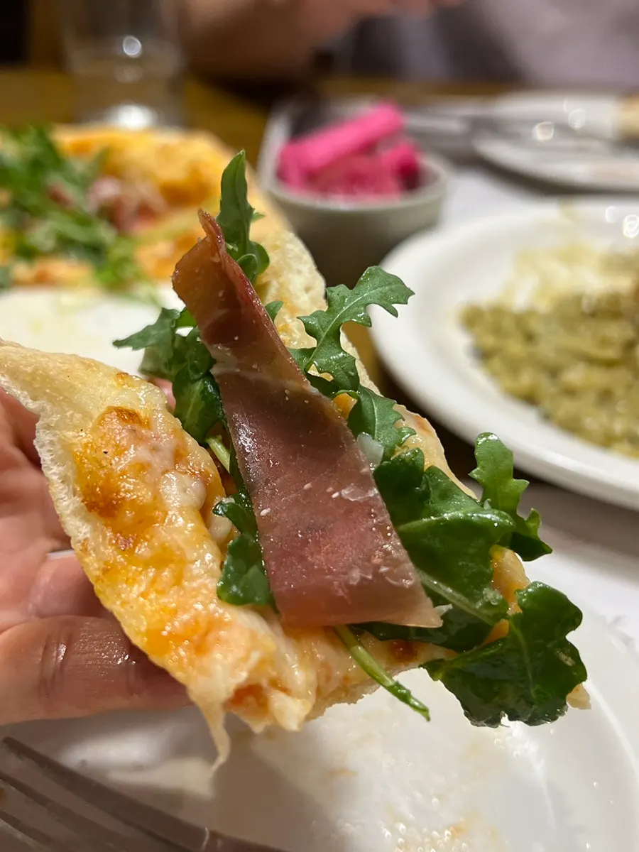 The crust edge of the pizza at just the right thickness
