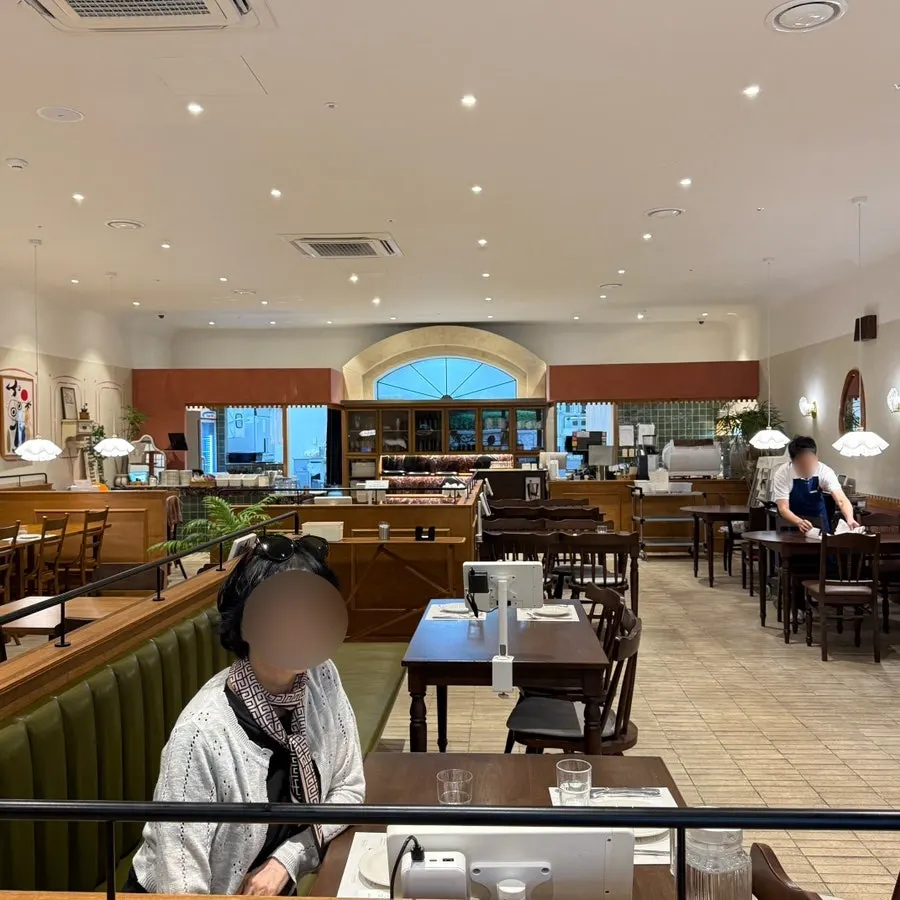 ブオッカンレストランの清潔感ある店内の雰囲気